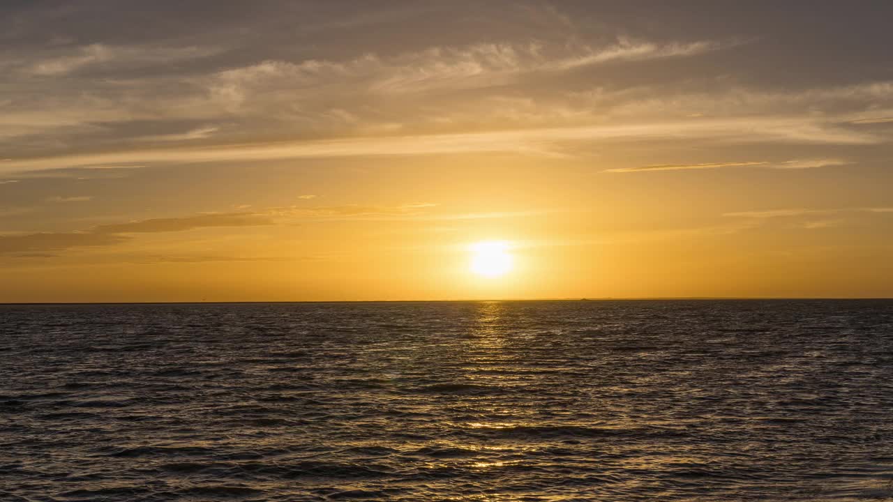 时间流逝的场景在灰色的大海与黄昏日落的天空视频素材