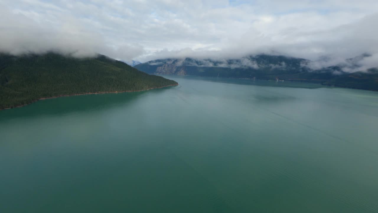 美国阿拉斯加塔纳加斯蒂诺海峡和塔库入口附近朱诺绿色水域空中飞行未受影响的常绿森林岛屿视频素材