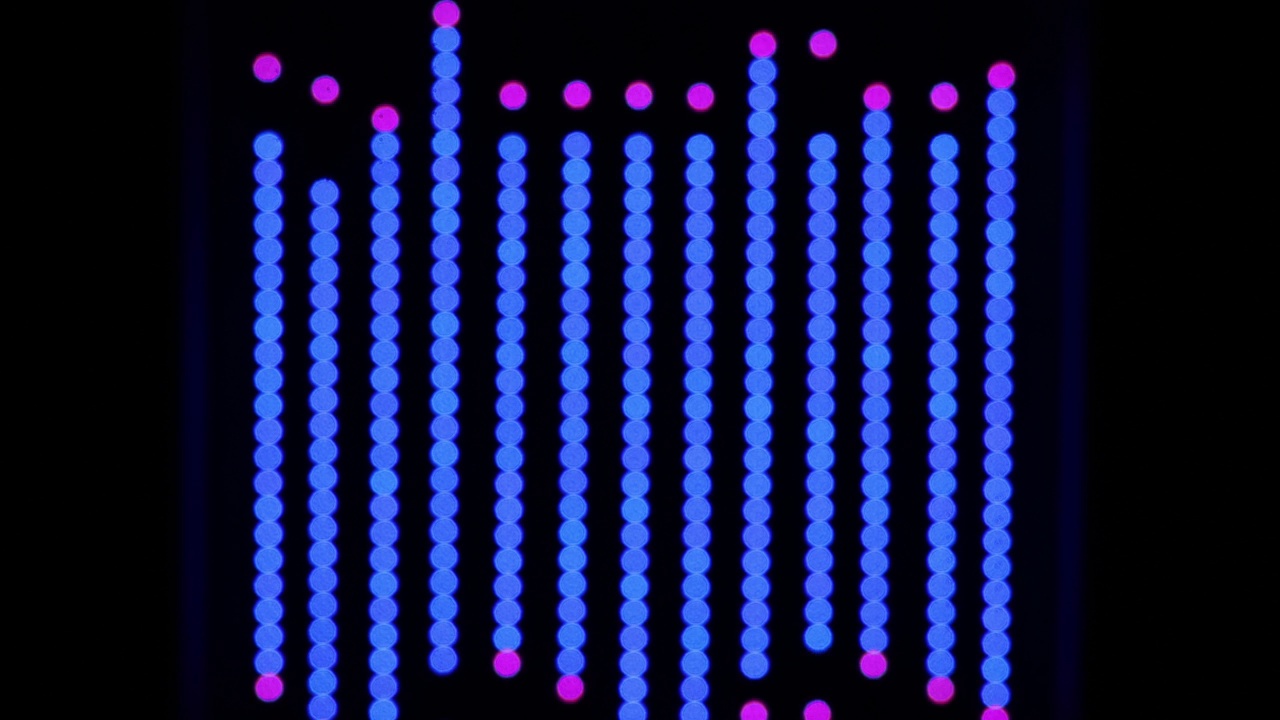 4k抽象Led面板光像素化多色抽象光泽表面-音频运动背景视频素材