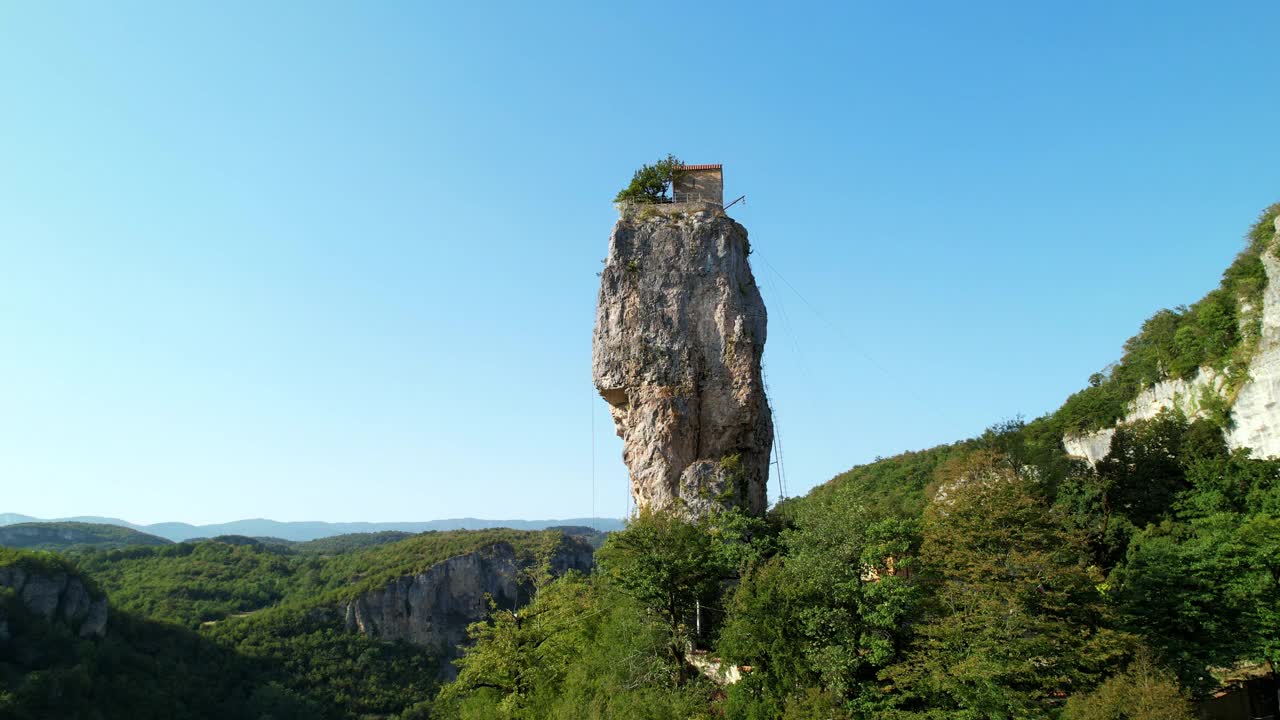 悬崖峭壁上的修道院，鸟瞰。佐治亚州的Katskhi Pillar。陡峭悬崖上的修道院。视频素材