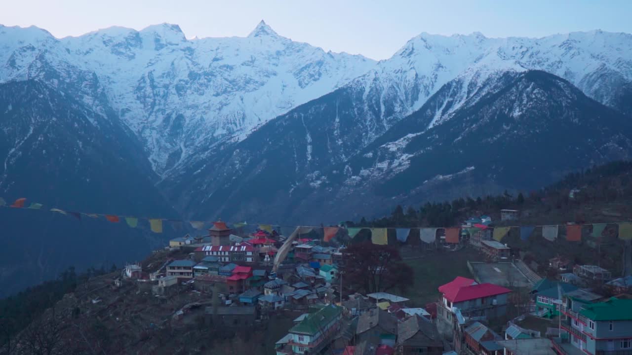 清晨的卡尔帕村，背景是雪山，经幡在风中飘扬。从印度喜马偕尔邦的卡尔帕看到的喜马拉雅山脉与金纳尔冈仁波齐峰。视频素材