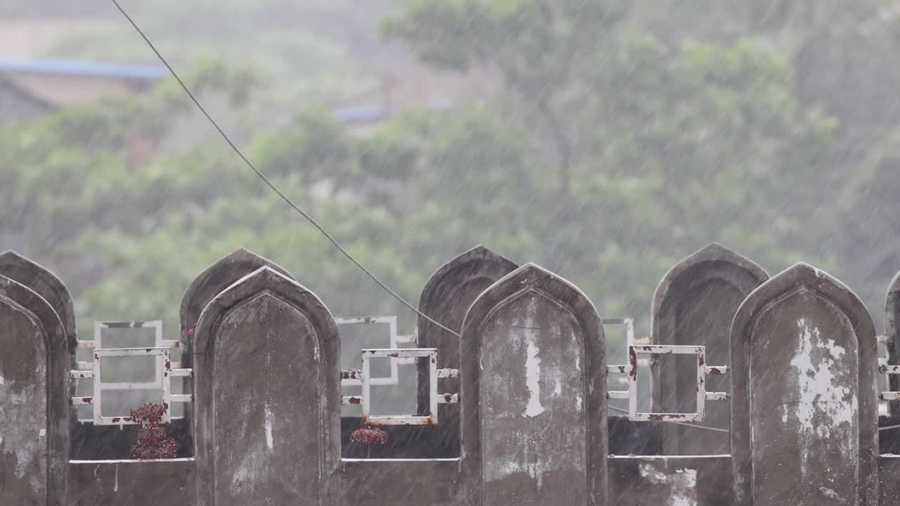 清真寺屋顶大雨滂沱。视频下载