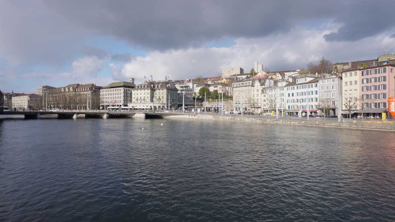 Landscape view of Zürich's lake and buildings around the water during a spring day视频素材