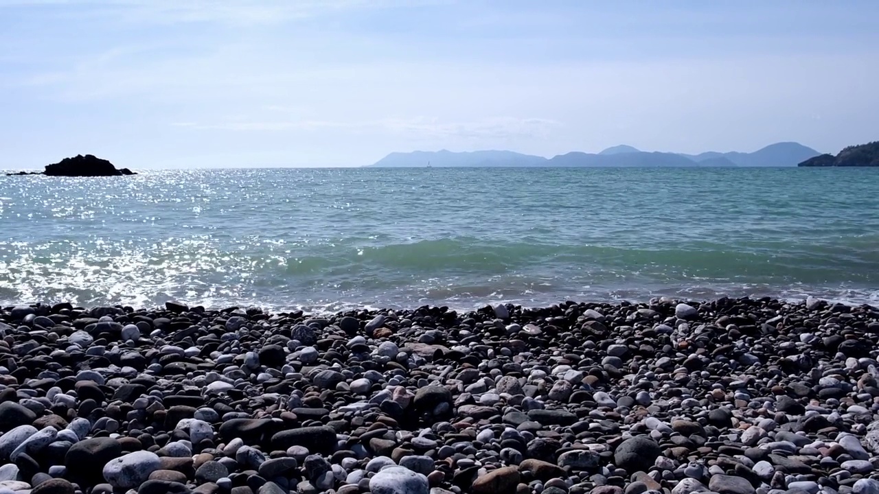 从地中海海岸出发，以美丽的岛屿山脊为背景视频下载