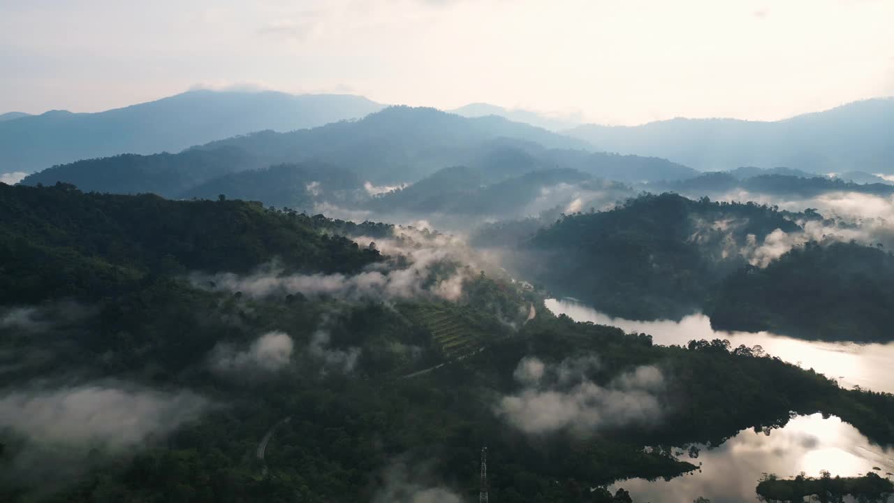 无人机观湖乡村早晨视频素材