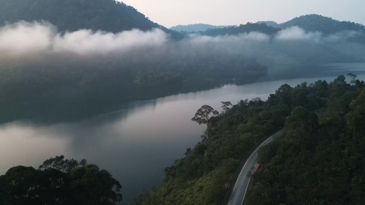 无人机观湖乡村早晨视频素材