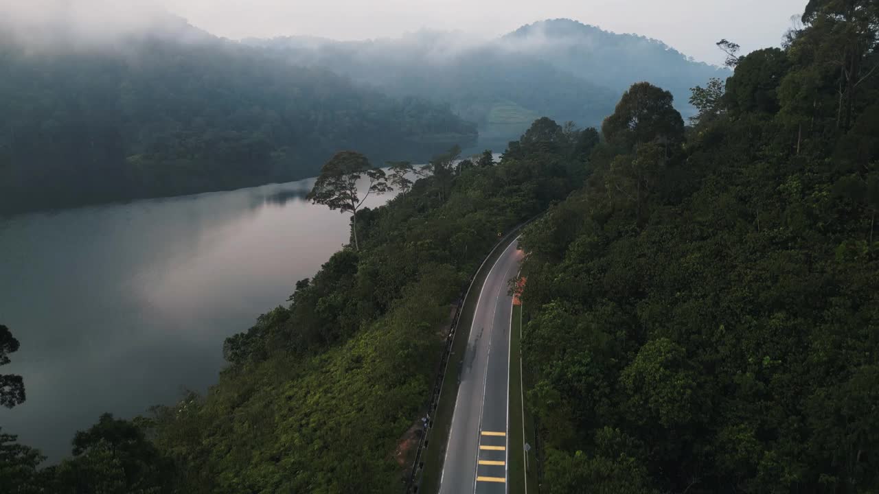 无人机视角上午蜿蜒的湖乡公路视频素材