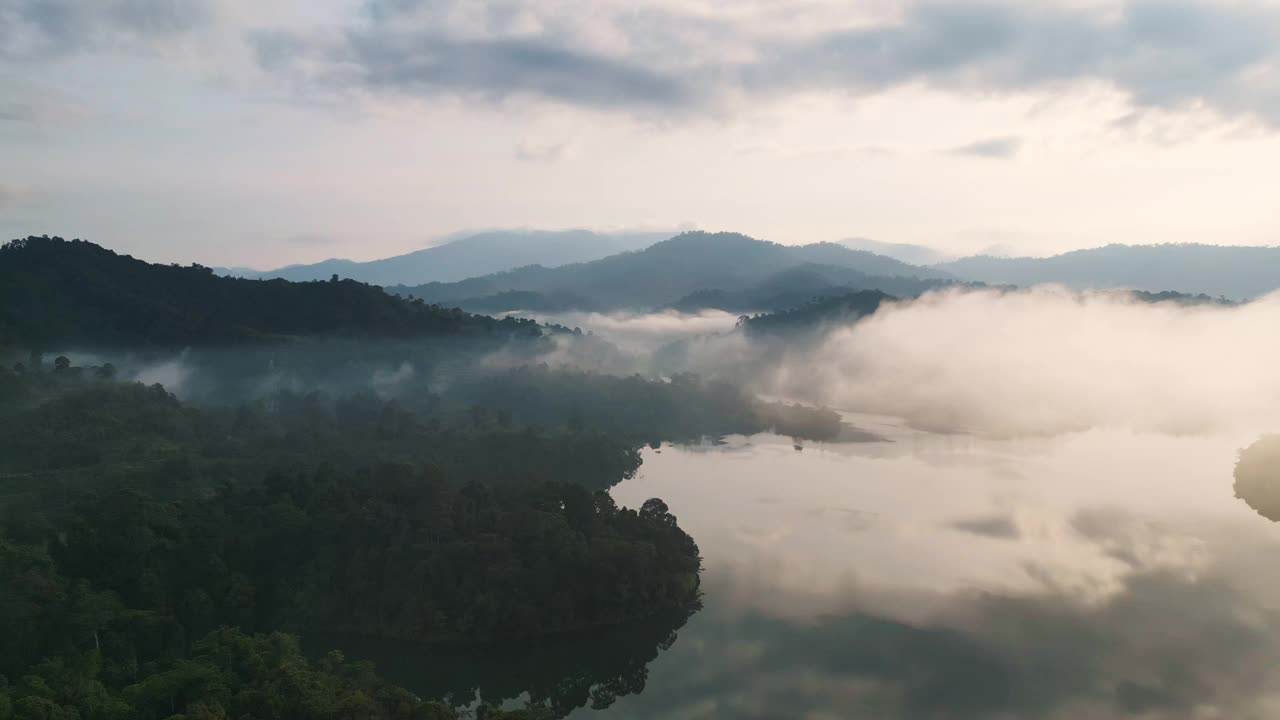 无人机观湖乡村早晨视频素材