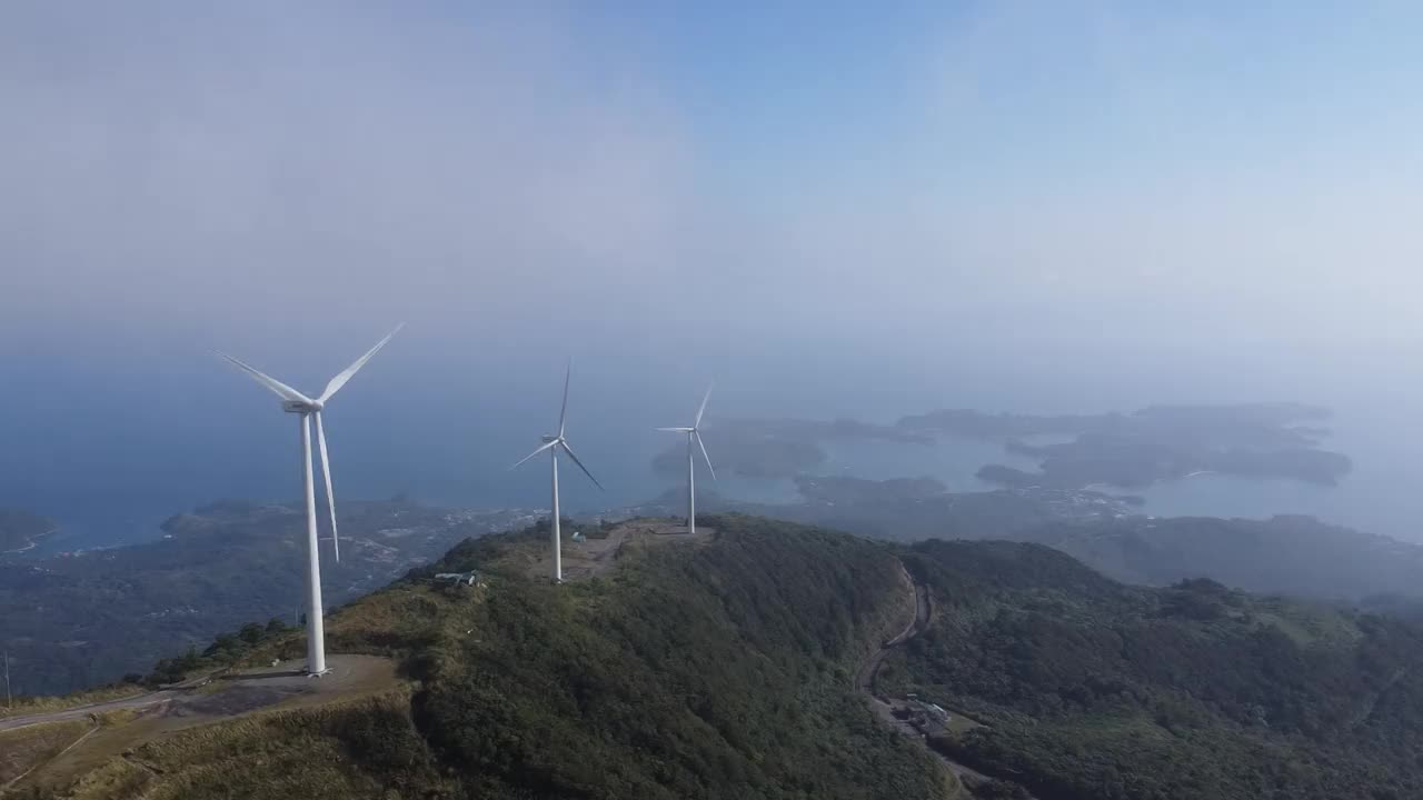 山上的风车。视频素材