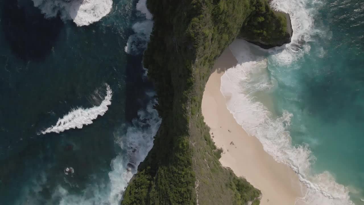 鸟瞰印尼巴厘岛努沙佩尼达岛的柯林京海滩，4K d - cine视频素材