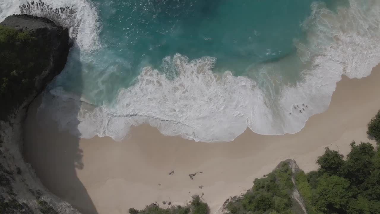 空中视图白色沙滩，Nusa Penida, Regency rewalk，印度尼西亚巴厘岛视频素材