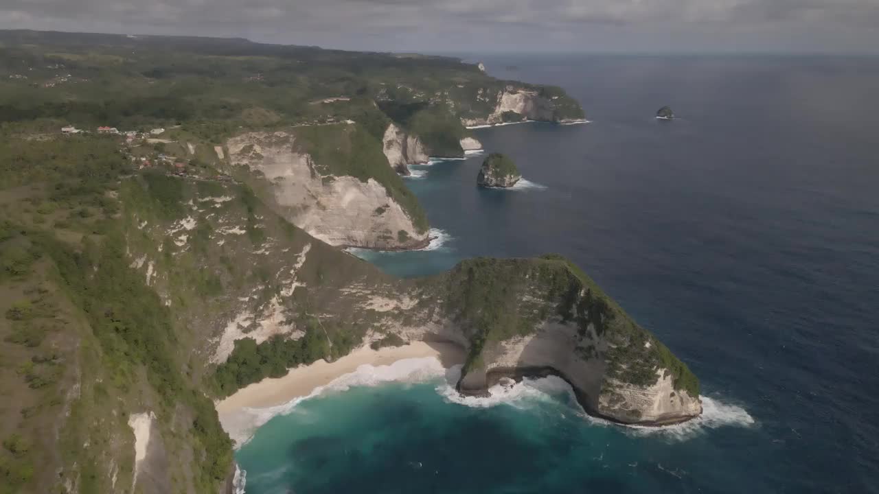 科灵金海滩鸟瞰图。印尼巴厘岛视频素材