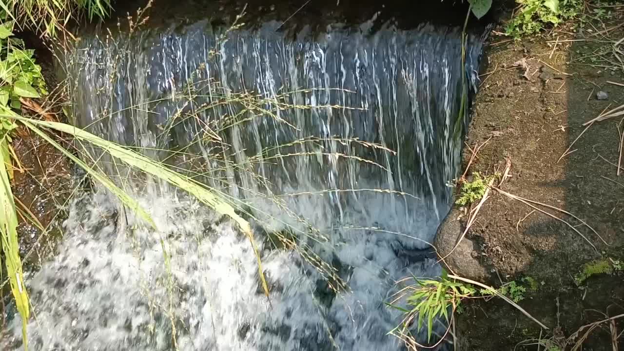 湍急的瀑布视频素材