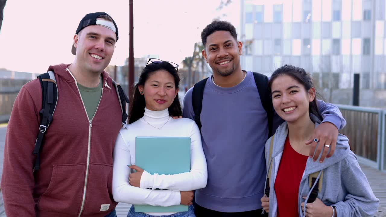 多元种族的联合大学生朋友在户外对着镜头微笑视频素材