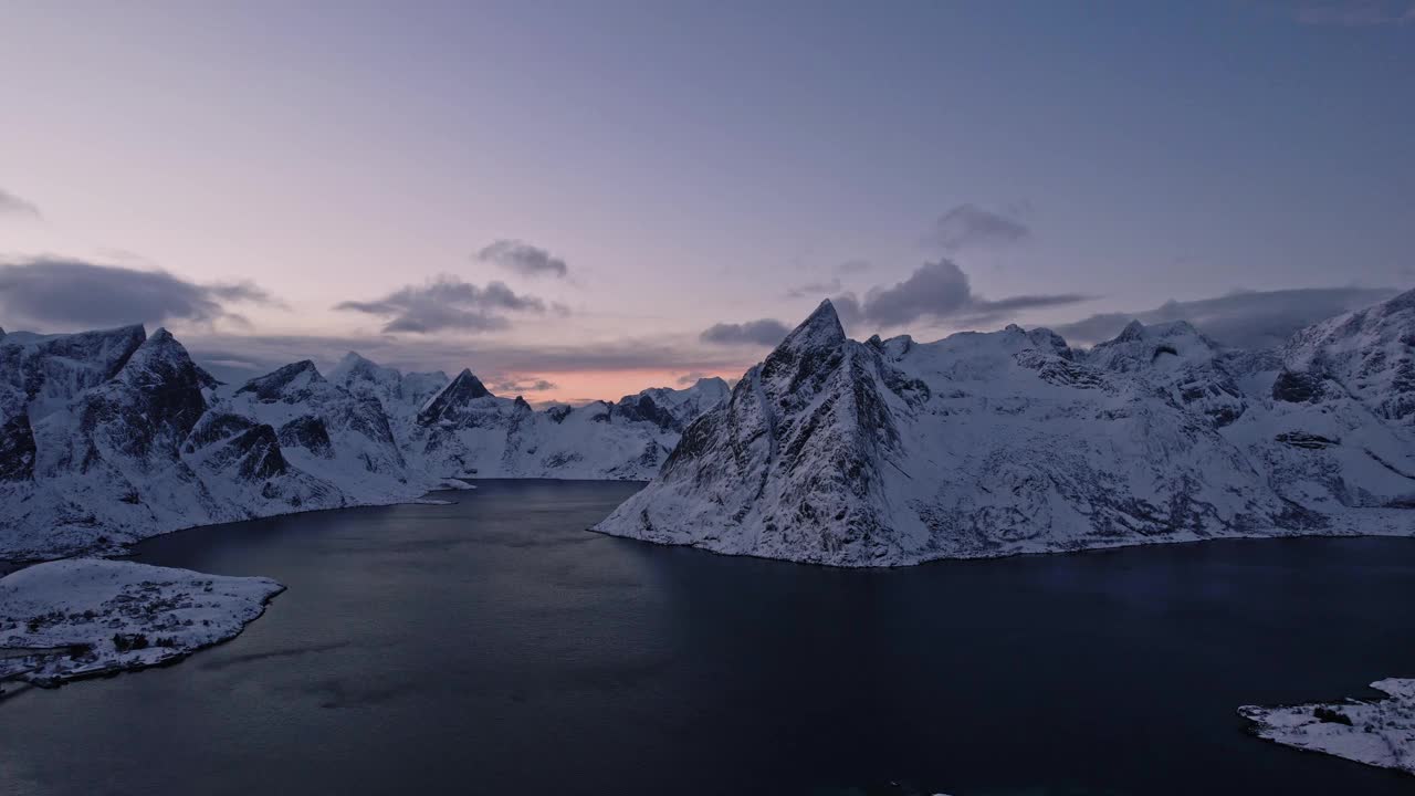 罗弗敦群岛，汉诺伊，莱因，挪威罗弗敦群岛上雪山的航拍视频视频素材