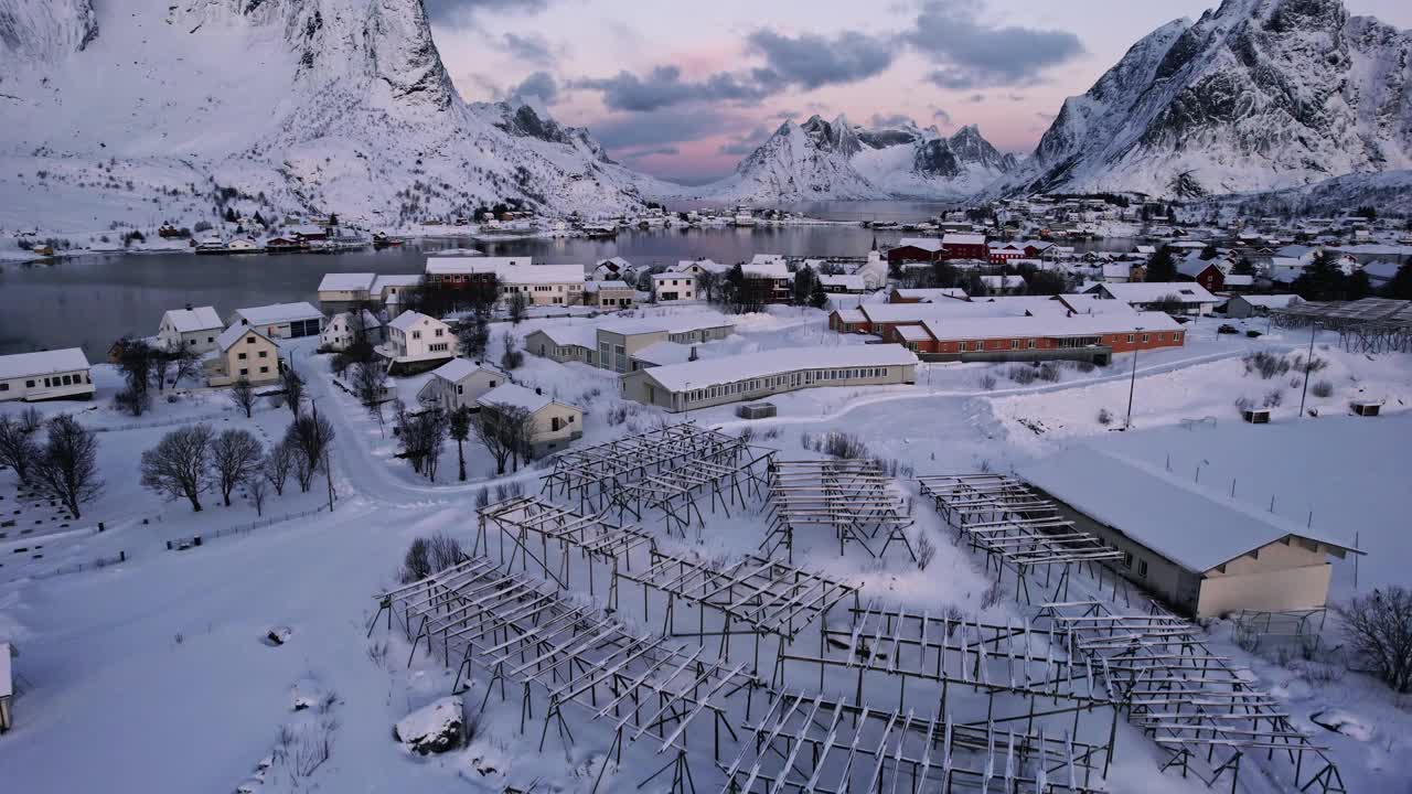 湖岸边的房屋被雪山环绕的航拍视频视频素材