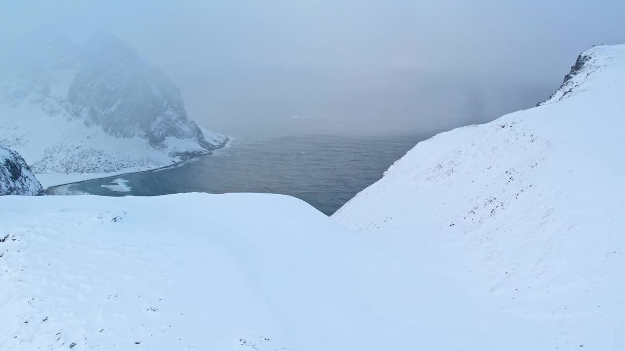 挪威罗弗敦群岛，被雪山环绕的湖泊的航拍视频视频素材