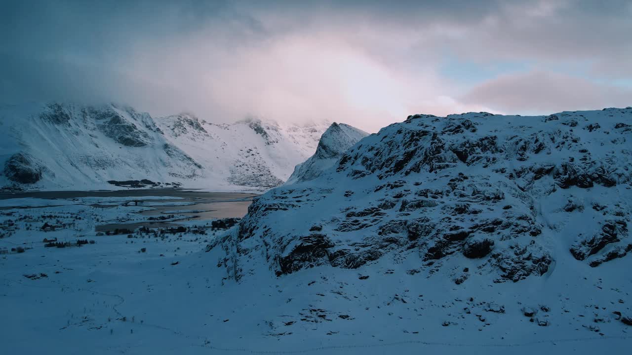 挪威罗弗敦群岛，被雪山环绕的湖泊的航拍视频视频素材