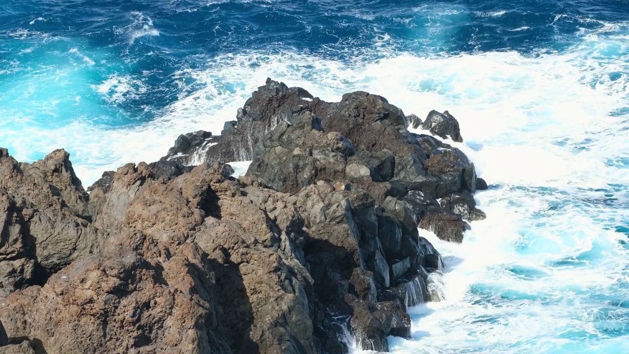 在耶罗岛海岸，波涛汹涌的海洋在火山岩上破碎视频素材