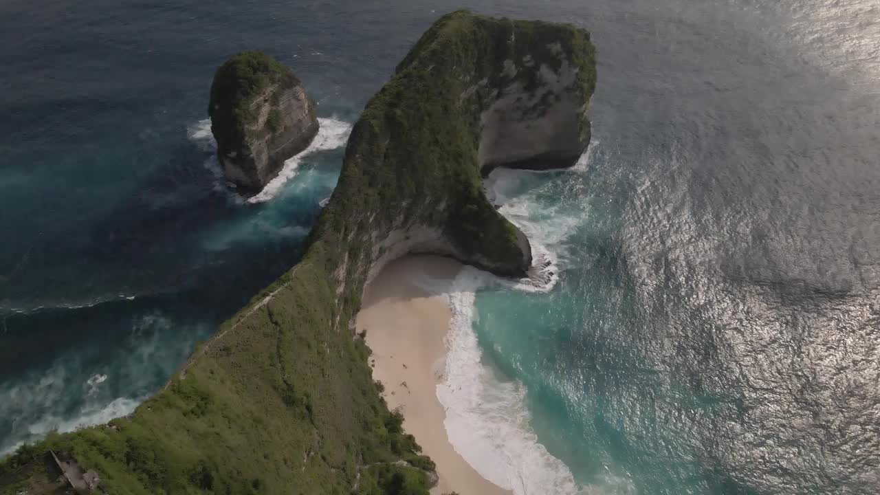 柯陵王海滩俯视图。努沙佩尼达岛，巴厘岛，印度尼西亚。视频素材