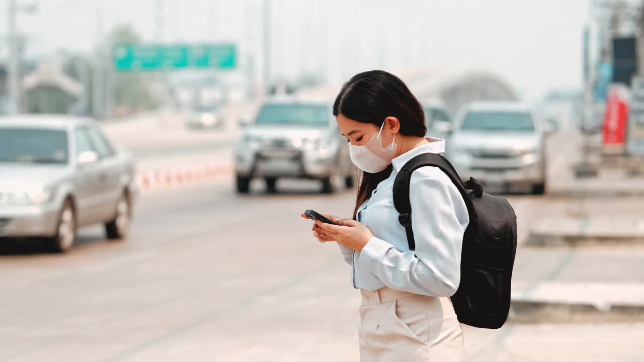 亚洲女性办公室职员咳嗽，戴医用口罩，以防止病毒和灰尘空气污染pm2.5视频下载