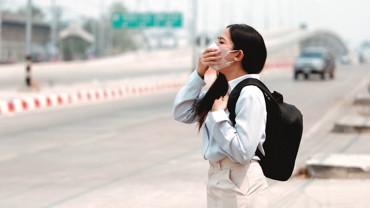 亚洲女性办公室职员咳嗽，戴医用口罩，以防止病毒和灰尘空气污染pm2.5视频下载