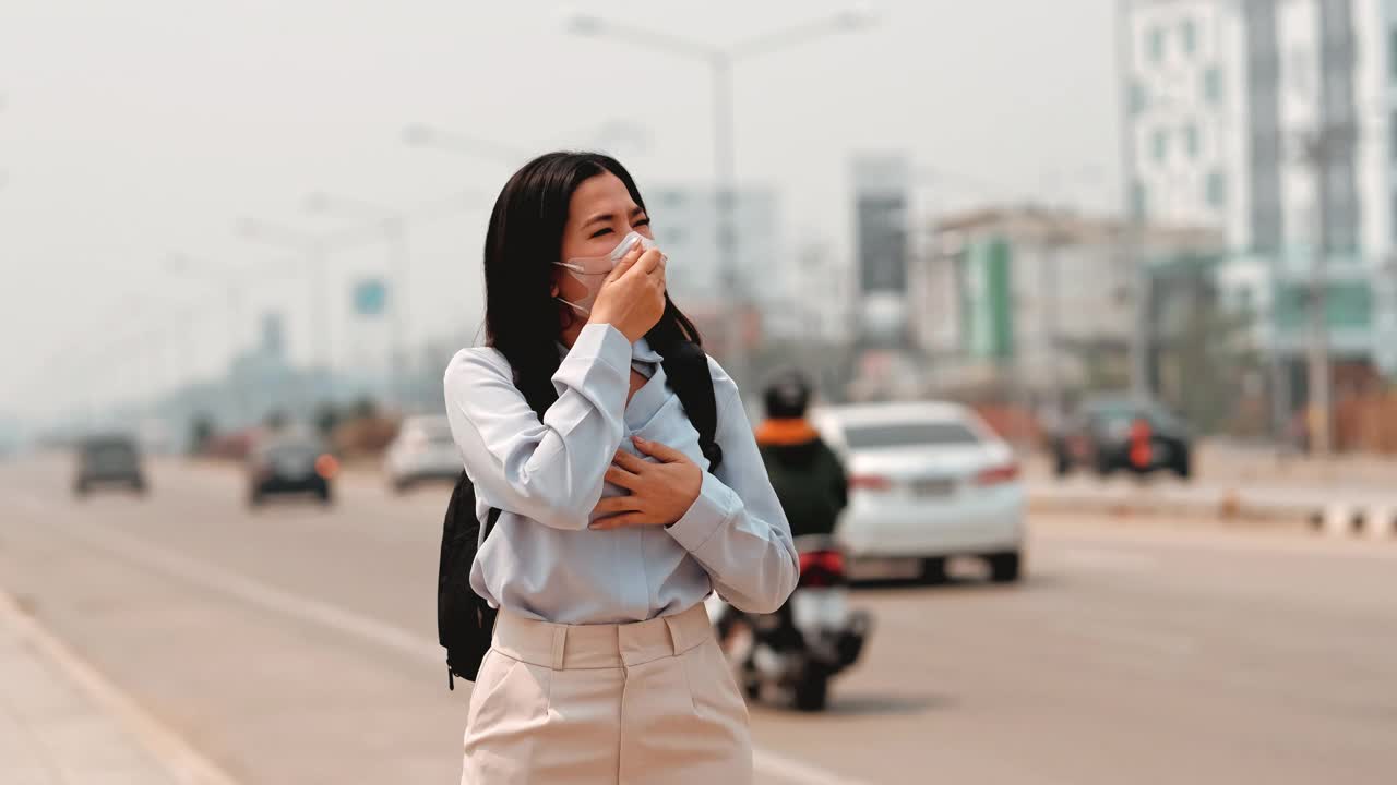 亚洲女性办公室职员咳嗽，戴医用口罩，以防止病毒和灰尘空气污染pm2.5视频下载