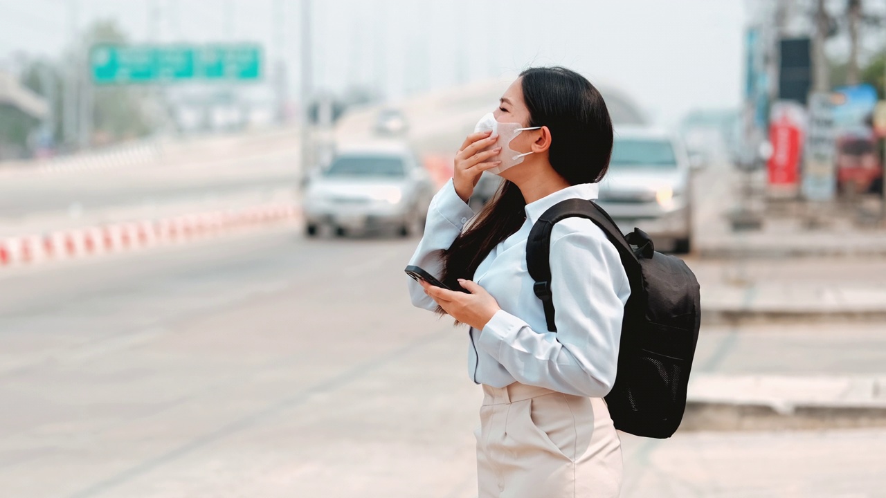 亚洲女性办公室职员咳嗽，戴医用口罩，以防止病毒和灰尘空气污染pm2.5视频下载