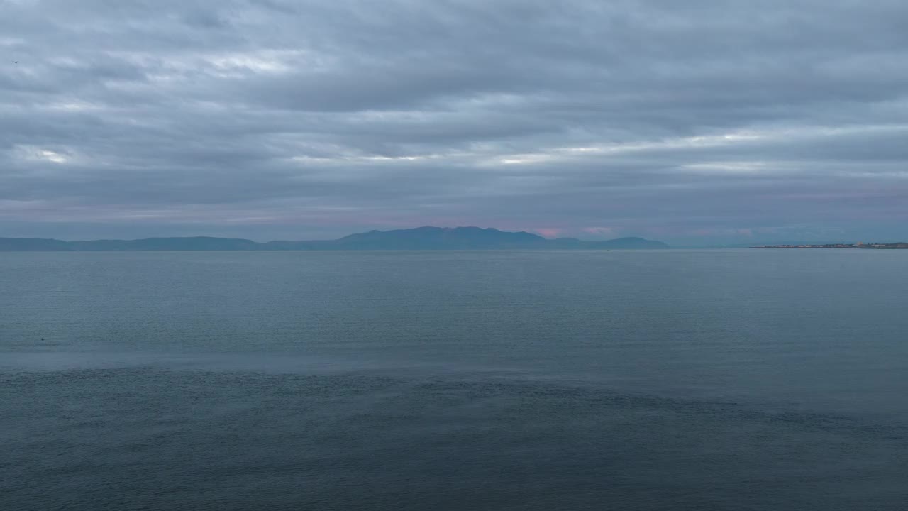 清晨日出时平静的海洋延时视频素材