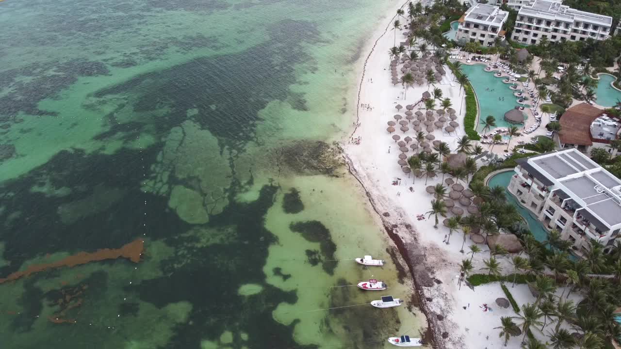 鸟瞰阿库马尔湾和岸边附近的度假建筑视频素材