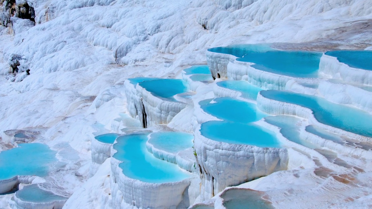 Pamukkale - Denizli - Turkey的石灰华。惊人的近距离无人机镜头的标志性地标Pamukkale，棉花城堡，Hierapolis，代尼兹利，土耳其。视频素材