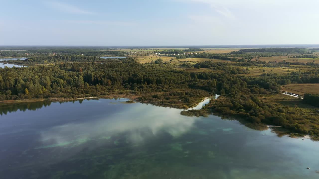 碧绿的湖水配上亮蓝的湖水和遥远的陆地航拍全景视频下载