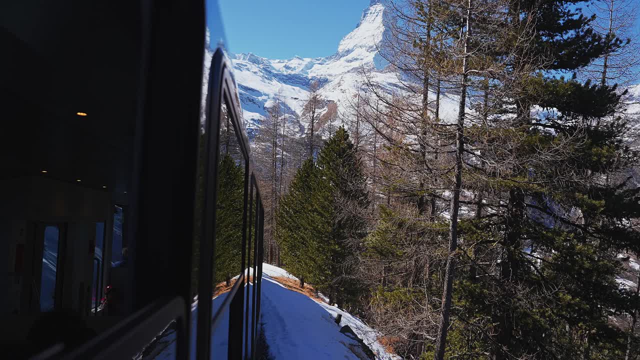 在瑞士瓦莱州阿尔卑斯山的采尔马特滑雪胜地乘坐标志性的齿轮戈尔内格拉特铁路。视频素材