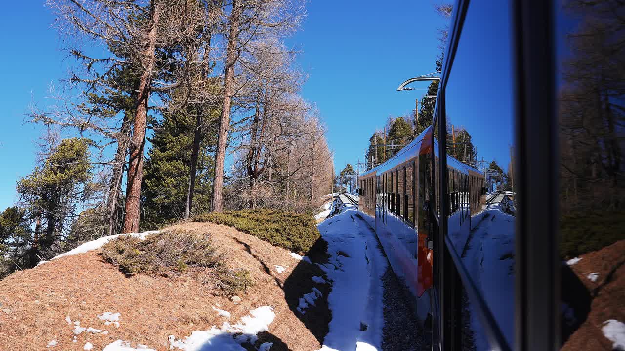 在瑞士瓦莱州阿尔卑斯山的采尔马特滑雪胜地乘坐标志性的齿轮戈尔内格拉特铁路。视频素材