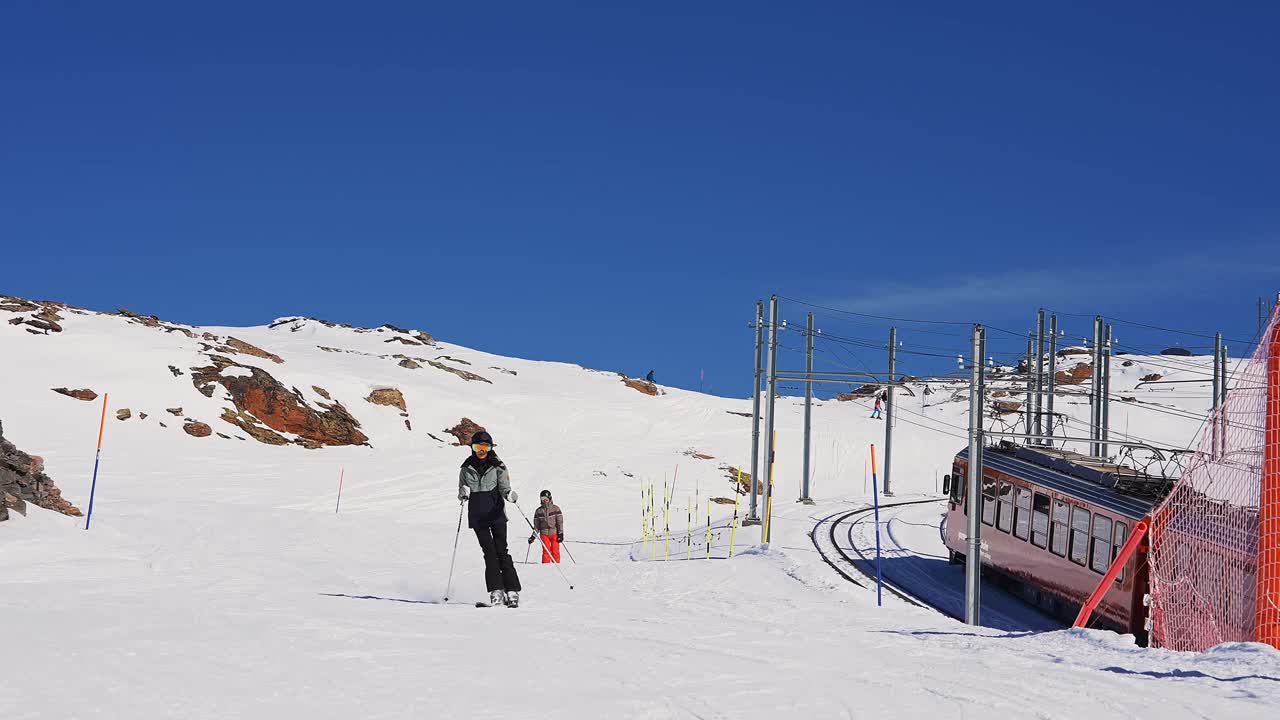 美丽的采尔马特滑雪场与马特洪峰的视野在地平线上。美丽的瑞士阿尔卑斯山。视频素材