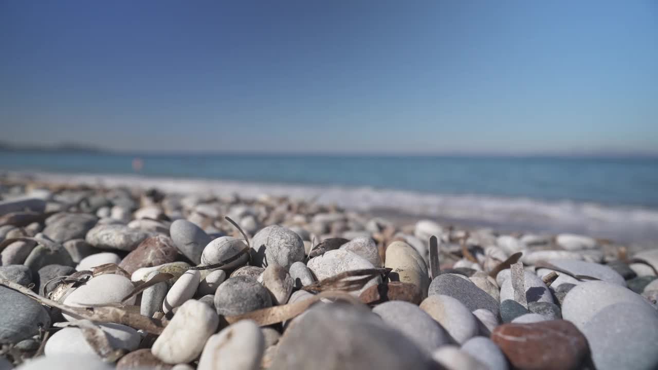 浅景深的卵石海滩和大海，罗德城，罗德岛，多德卡尼斯群岛，希腊群岛，希腊，欧洲视频素材