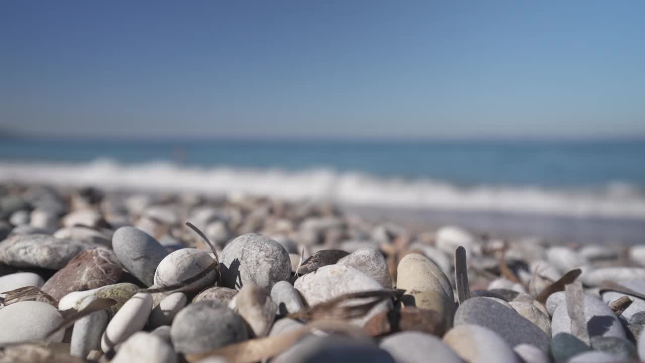 浅景深的卵石海滩和大海，罗德城，罗德岛，多德卡尼斯群岛，希腊群岛，希腊，欧洲视频素材