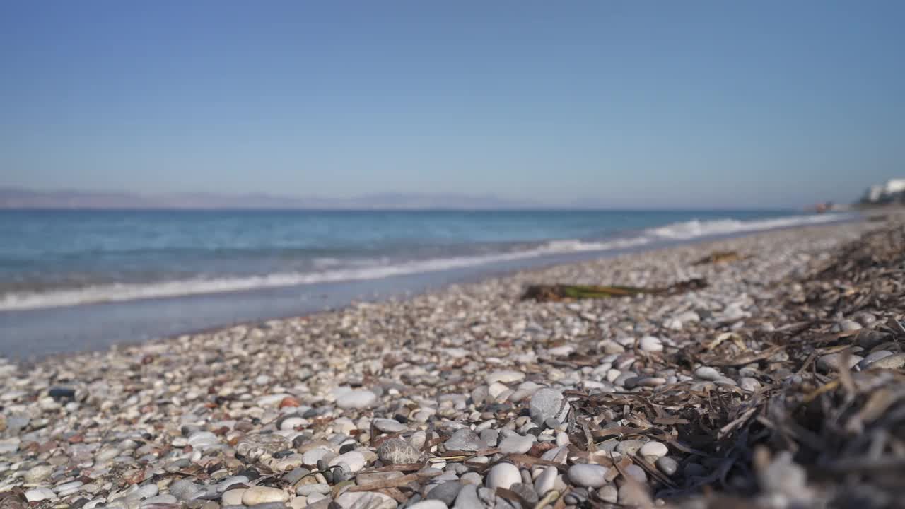 浅景深的卵石海滩和大海，罗德城，罗德岛，多德卡尼斯群岛，希腊群岛，希腊，欧洲视频素材