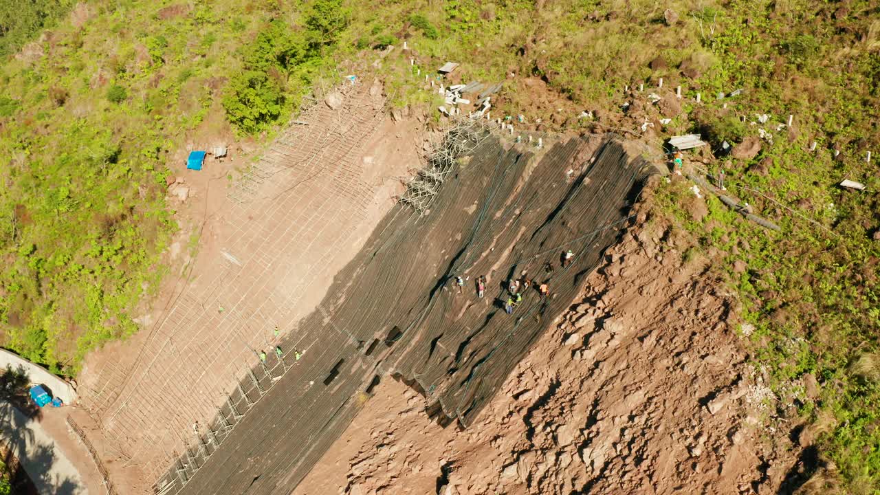 落石防护网，山区安全丝网视频素材