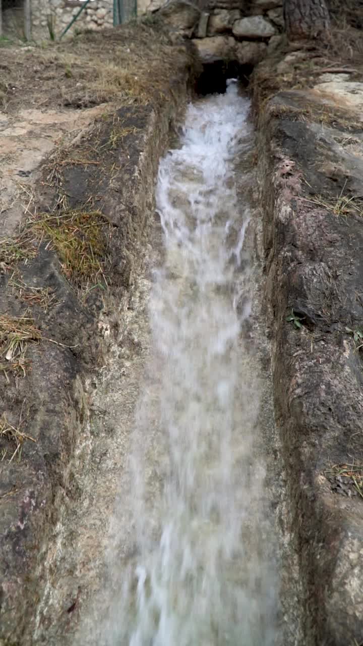 慢动作，泉水从室外岩石上流下视频素材