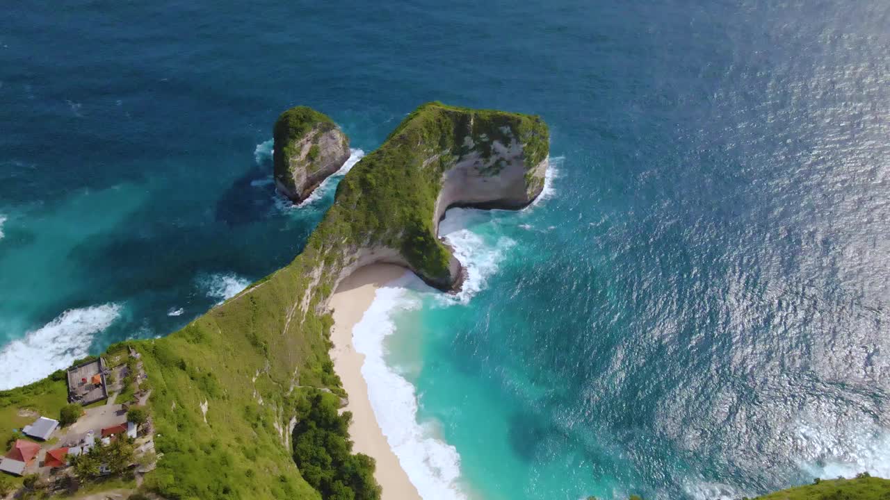 梦幻般的无人机观看蔚蓝的海水海洋金色的海滩柯灵京海滩努萨佩尼达印度尼西亚巴厘岛视频素材