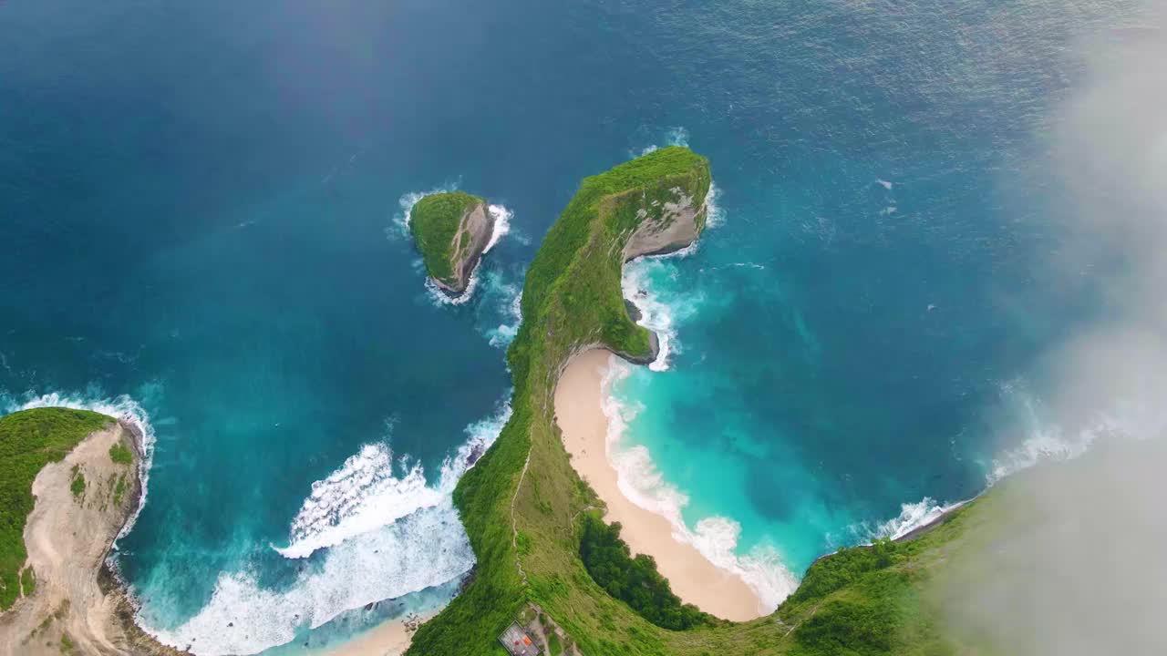 空中视图白色沙滩，Nusa Penida, Regency rewalk，印度尼西亚巴厘岛。视频素材