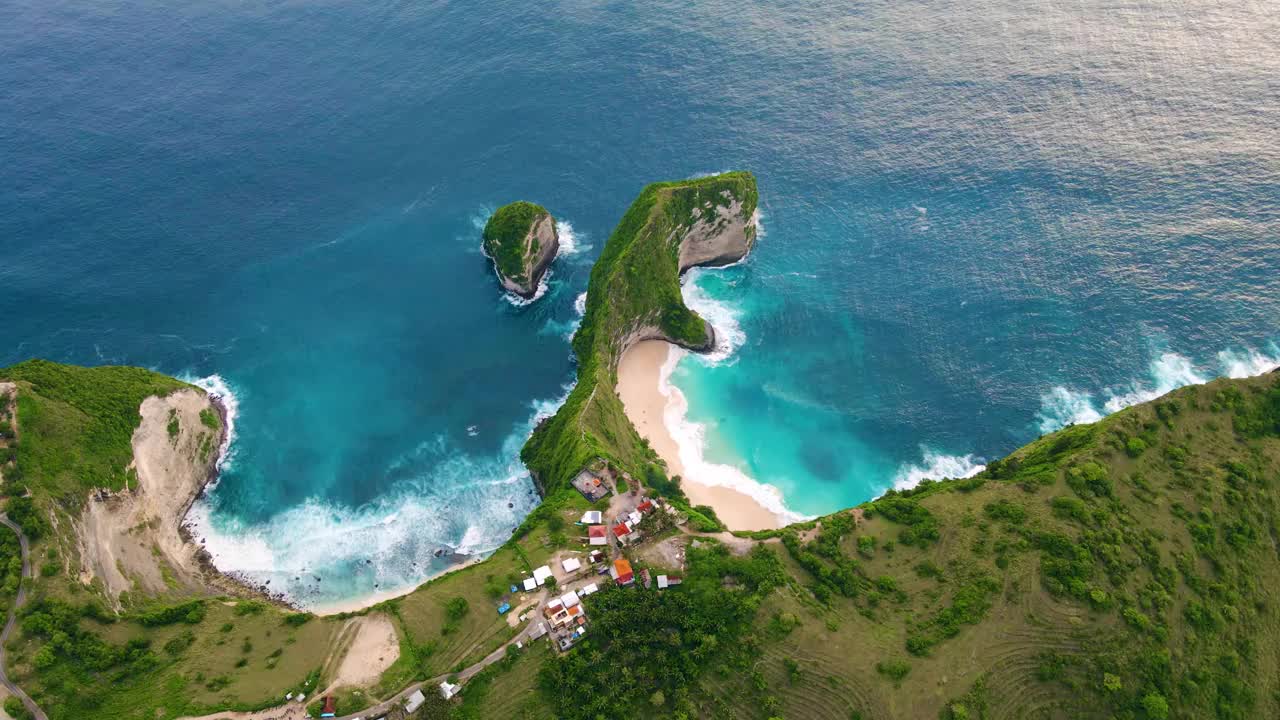 印度尼西亚巴厘岛努沙佩尼达岛柯灵京海滩全景鸟瞰图视频素材