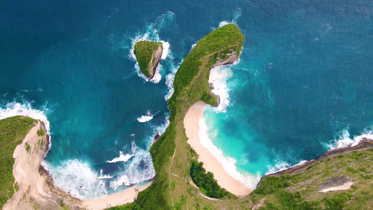 鸟瞰热带海岸柯灵京海滩与努沙佩尼达岛的绿松石海视频素材