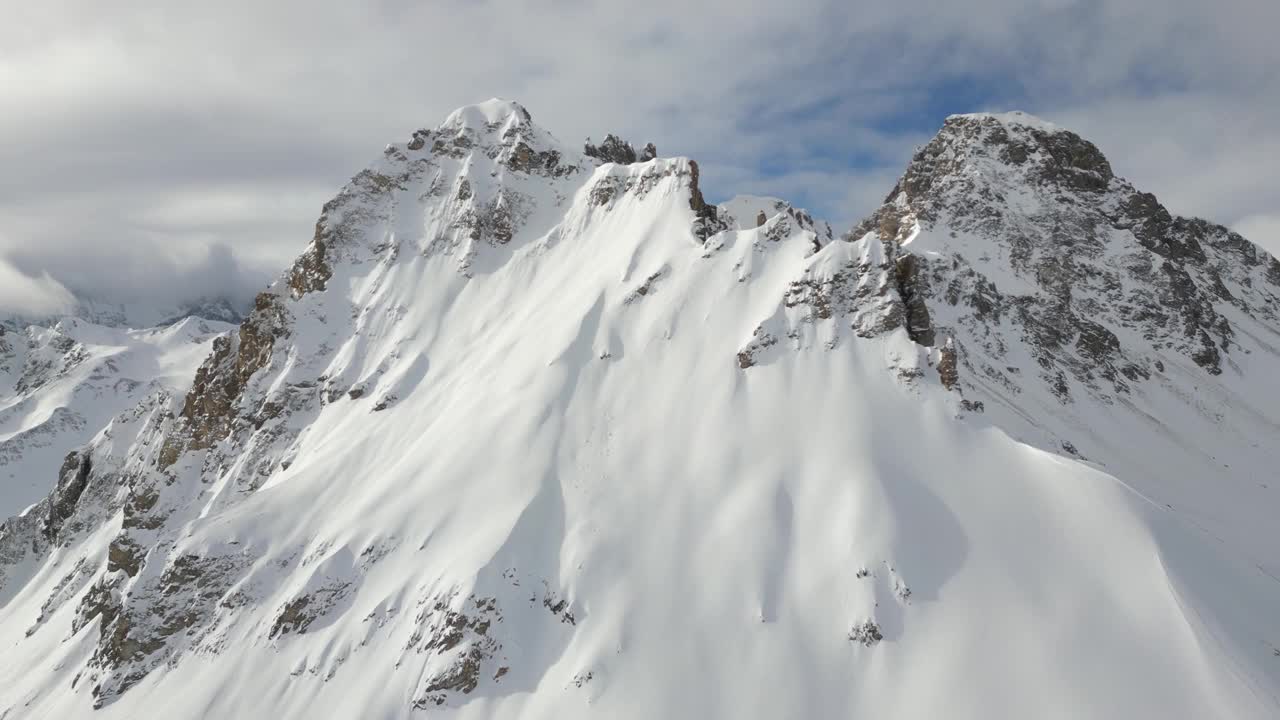 空中拍摄的落基山脉在一个阳光明媚的冬天完全被雪覆盖视频素材