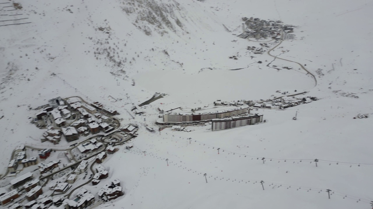 空中拍摄的落基山脉在一个阳光明媚的冬天完全被雪覆盖视频素材