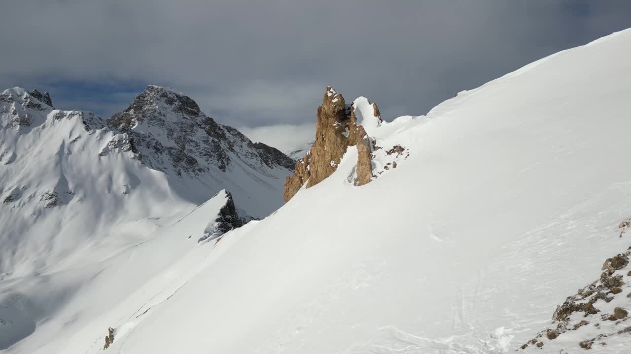 空中拍摄的落基山脉在一个阳光明媚的冬天完全被雪覆盖视频素材