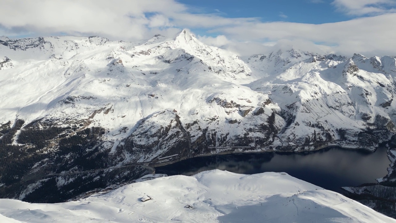 空中拍摄的落基山脉在一个阳光明媚的冬天完全被雪覆盖视频素材