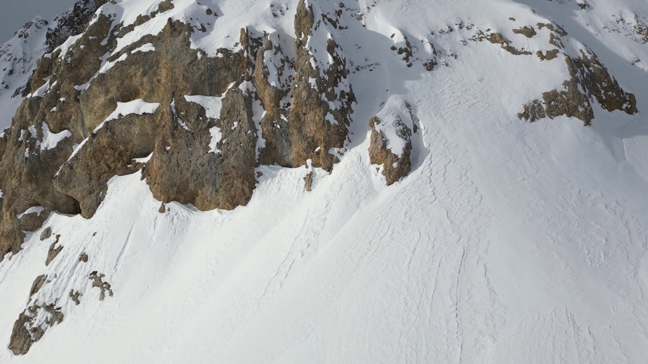 空中拍摄的落基山脉在一个阳光明媚的冬天完全被雪覆盖视频素材