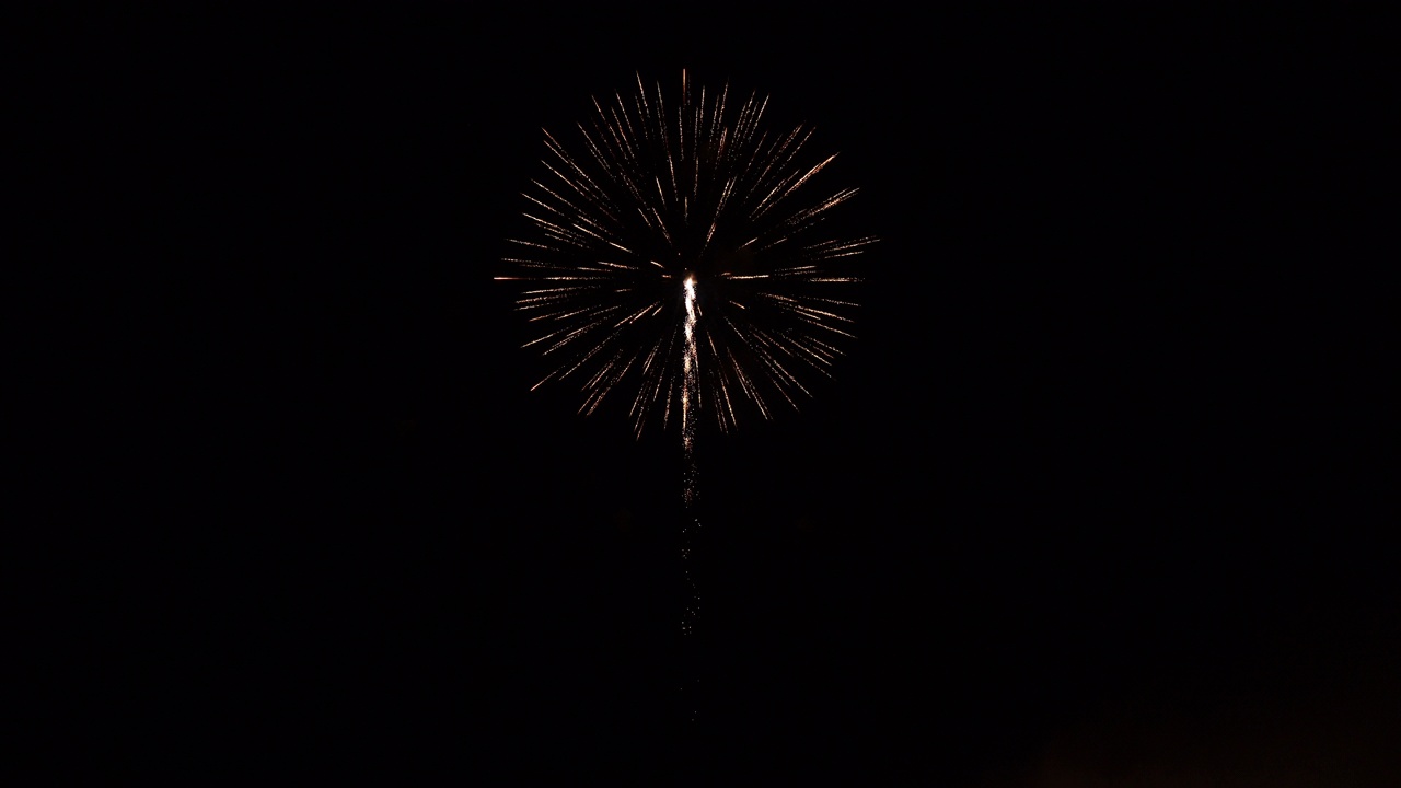 强烈的烟花单爆裂与音频。视频素材